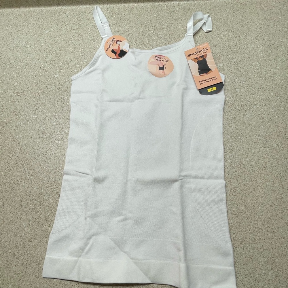 Shapermint Essentials Scoop Neck Cami. New -Medium